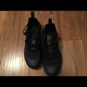 Nike Air Max Axis- NWOT